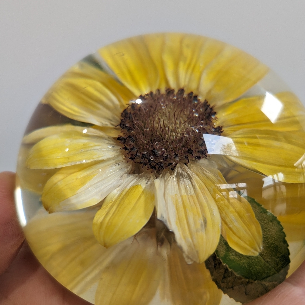 Vintage flower Paperweight - Picture 4 of 5